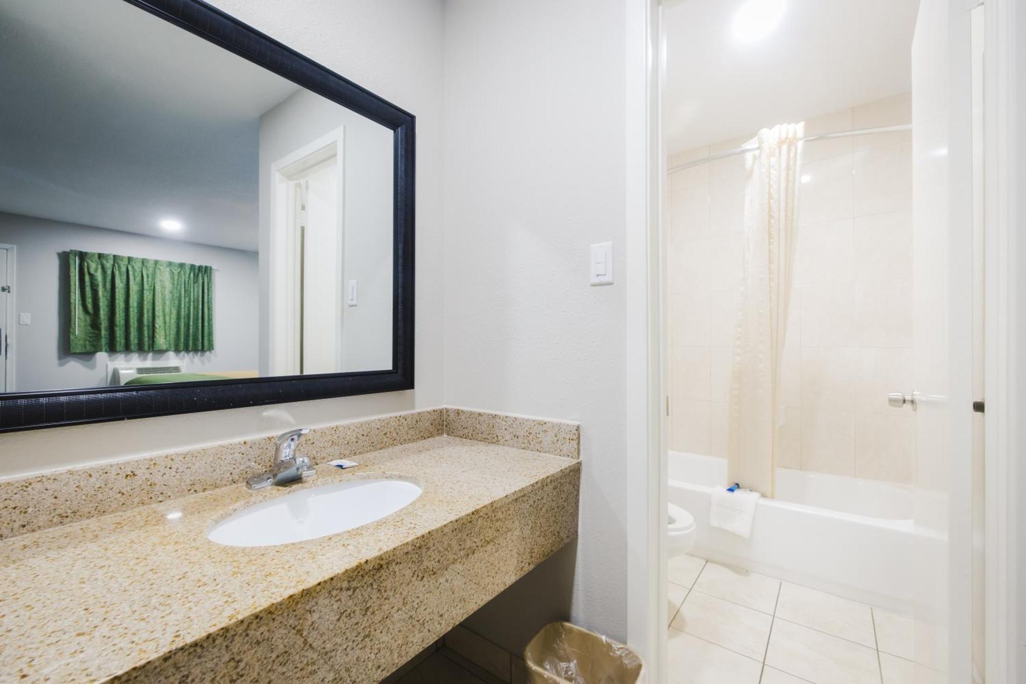Scottish Inn & Suites Wharton Kültér fotó